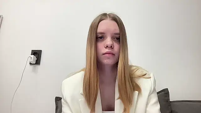 Snapshot of Moris_01_ chatting on 04-15-26, 04:19 Moris 01 online show from 04-15-26, 04:19