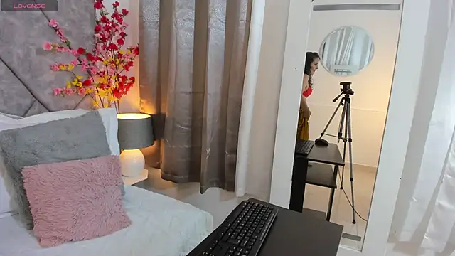 shaliny  online show from 04-14-26, 07:31