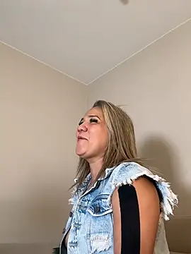 Camila Noer online show from 05-14-26, 02:13