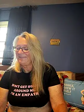Snapshot of RavensLove chatting on 05-15-26, 04:03 RavensLove online show from 05-15-26, 04:03