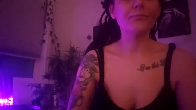 Snapshot of shyhornymommy chatting on 04-14-26, 10:38 shyhornymommy online show from 04-14-26, 10:38