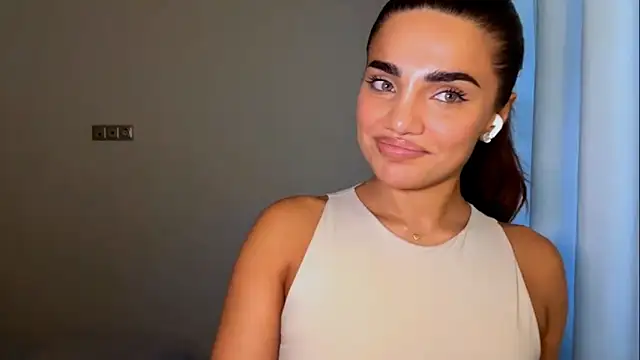 Snapshot of MelindaReny chatting on 04-21-26, 02:01 MelindaReny online show from 04-21-26, 02:01