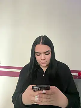 Snapshot of Elly_bttn chatting on 07-24-26, 10:35 Elly bttn online show from 07-24-26, 10:35