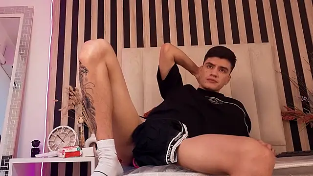Snapshot of LeoTease chatting on 05-17-26, 04:36 LeoTease online show from 05-17-26, 04:36