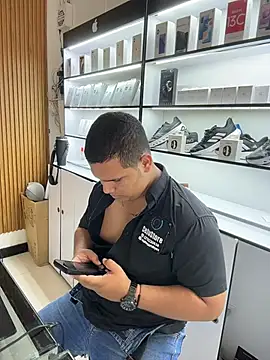 Snapshot of Patricio_02 chatting on 05-11-26, 04:04 Patricio 02 online show from 05-11-26, 04:04