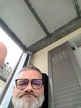Snapshot of Thomster72 chatting on 05-10-26, 12:43 Thomster72 online show from 05-10-26, 12:43