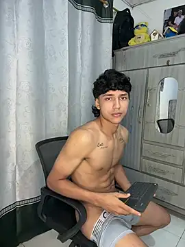 Snapshot of alex_martin47 chatting on 07-12-26, 10:56 alex martin47 online show from 07-12-26, 10:56