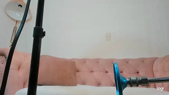 Snapshot of Melaniie_Hill chatting on 05-20-26, 03:51 Melaniie Hill online show from 05-20-26, 03:51