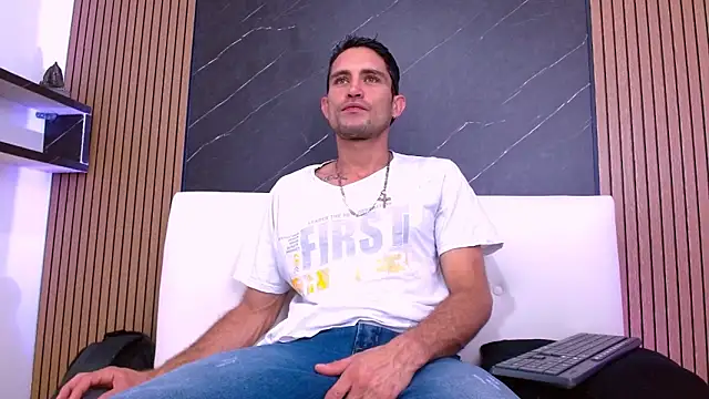 Snapshot of Andres_Colins1 chatting on 05-20-26, 04:13 Andres Colins1 online show from 05-20-26, 04:13