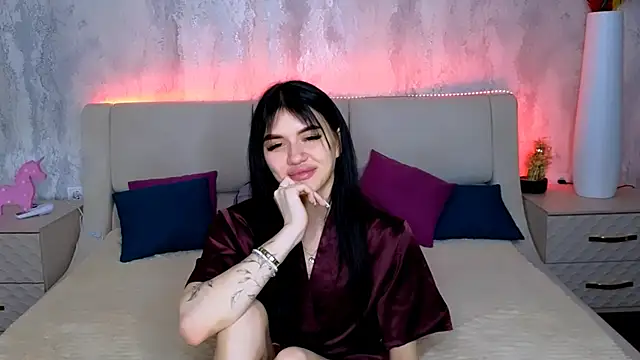 Snapshot of Holly_Beck chatting on 05-19-26, 01:56 Holly Beck online show from 05-19-26, 01:56