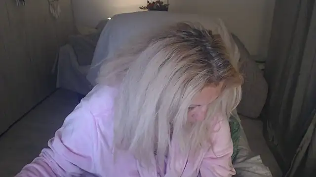 Divineblond online show from 04-12-26, 08:03