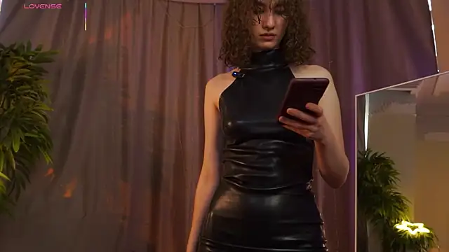 Snapshot of LouiseEvans chatting on 05-15-26, 12:23 LouiseEvans online show from 05-15-26, 12:23