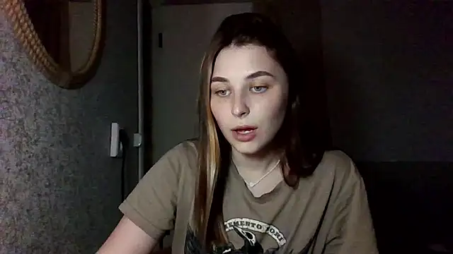Snapshot of Touch_And_Run chatting on 06-17-26, 07:04 Touch And Run online show from 06-17-26, 07:04