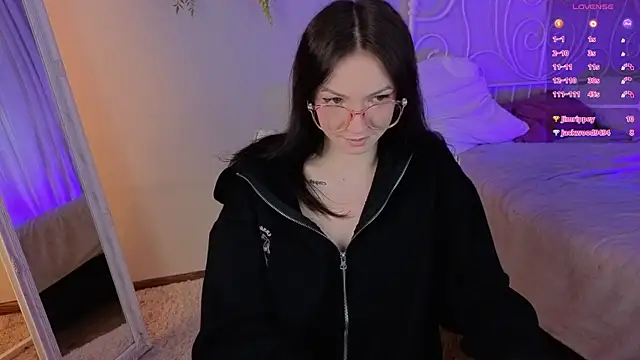 Snapshot of Luna_Come chatting on 05-22-26, 06:20 Luna Come online show from 05-22-26, 06:20