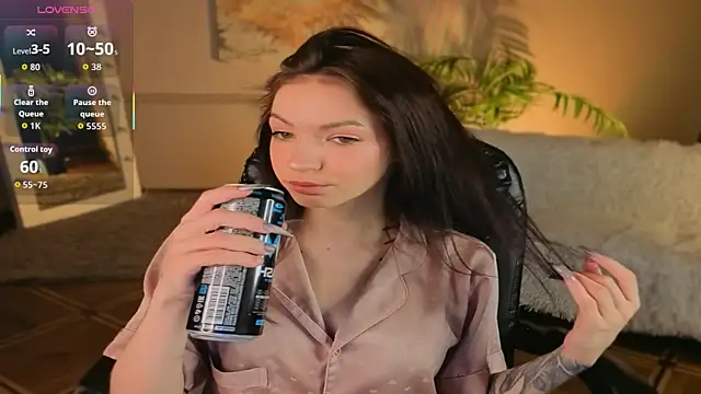 Snapshot of Luna_Come chatting on 06-04-26, 06:52 Luna Come online show from 06-04-26, 06:52