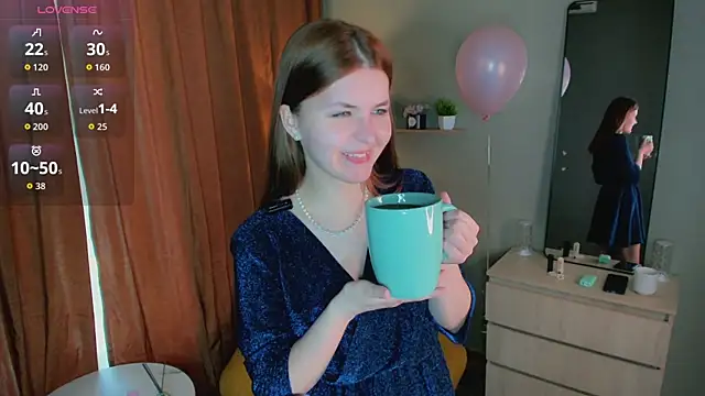Snapshot of LeyaBloom chatting on 05-18-26, 10:32 LeyaBloom online show from 05-18-26, 10:32
