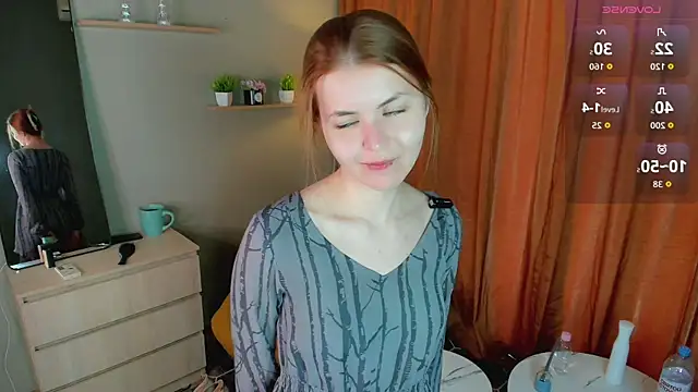 Snapshot of LeyaBloom chatting on 05-19-26, 10:21 LeyaBloom online show from 05-19-26, 10:21