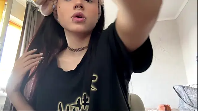 Snapshot of LouisePavlides chatting on 05-23-26, 12:42 LouisePavlides online show from 05-23-26, 12:42