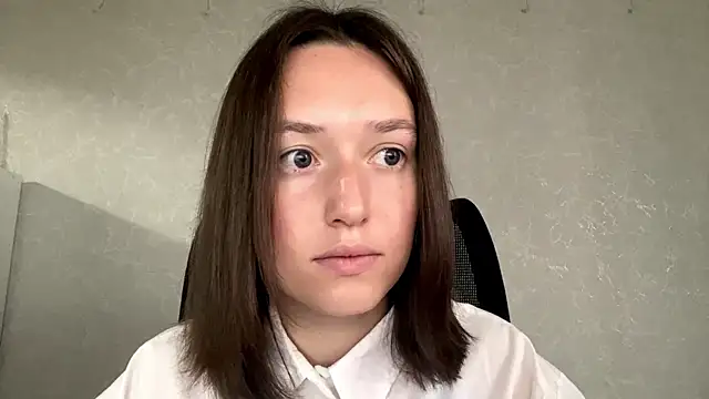 LisaSunrise online show from 05-18-26, 01:13