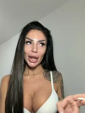 Snapshot of RaquelleXO chatting on 05-17-26, 09:49 RaquelleXO online show from 05-17-26, 09:49