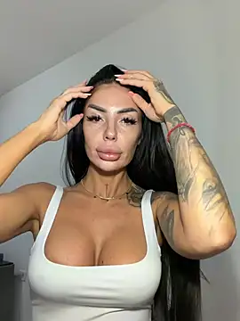 Snapshot of RaquelleXO chatting on 05-22-26, 04:30 RaquelleXO online show from 05-22-26, 04:30