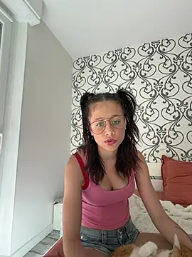 Snapshot of lilou_philips chatting on 06-02-26, 12:29 lilou philips online show from 06-02-26, 12:29