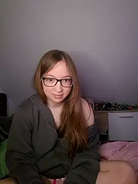 Snapshot of Freaky-Doll chatting on 06-14-26, 08:11 Freaky-Doll online show from 06-14-26, 08:11