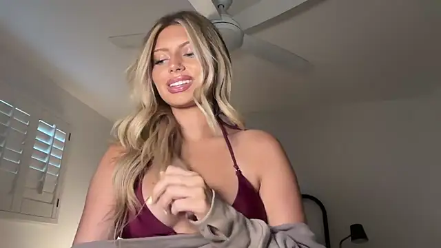 Snapshot of Summerclarke chatting on 05-19-26, 01:44 Summerclarke online show from 05-19-26, 01:44