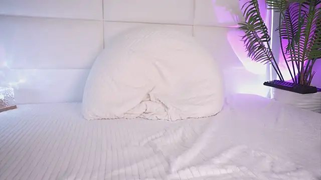 Snapshot of Juliadragon chatting on 12-10-24, 06:44 Juliadragon online show from 12-10-24, 06:44