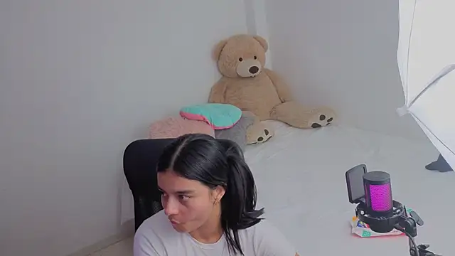 Snapshot of valerihouse_ chatting on 05-07-26, 12:49 valerihouse online show from 05-07-26, 12:49