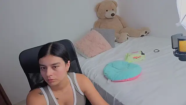 Snapshot of valerihouse_ chatting on 05-14-26, 01:34 valerihouse online show from 05-14-26, 01:34
