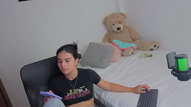Snapshot of valerihouse_ chatting on 05-20-26, 12:39 valerihouse online show from 05-20-26, 12:39