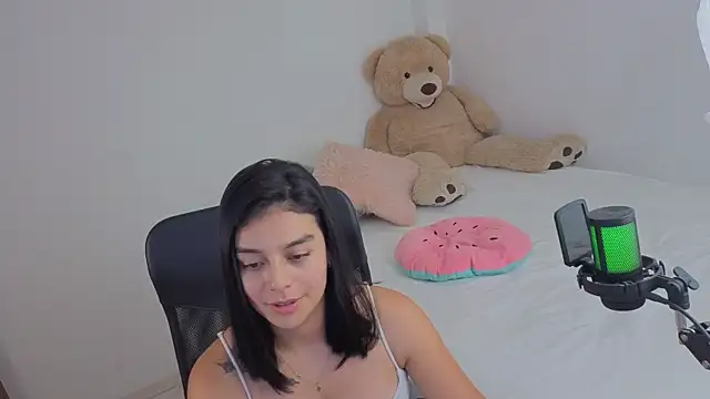 Snapshot of valerihouse_ chatting on 05-24-26, 02:05 valerihouse online show from 05-24-26, 02:05