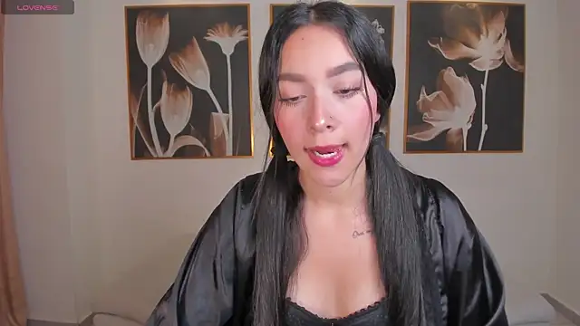 Snapshot of SophieKiss1 chatting on 05-24-26, 05:40 SophieKiss1 online show from 05-24-26, 05:40