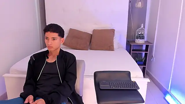 Snapshot of Alejo-and-Thiago chatting on 05-19-26, 12:22 Alejo-and-Thiago online show from 05-19-26, 12:22