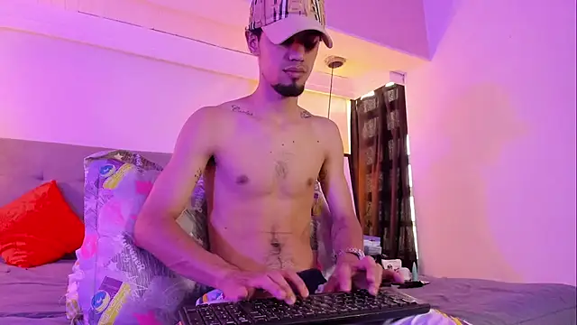 Snapshot of MichaelEvanss_ chatting on 05-16-26, 01:32 MichaelEvanss online show from 05-16-26, 01:32
