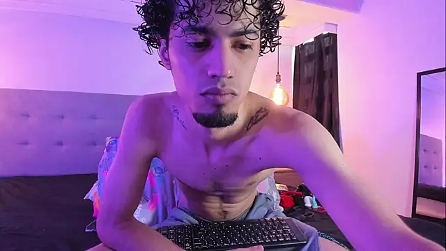 Snapshot of MichaelEvanss_ chatting on 05-18-26, 01:17 MichaelEvanss online show from 05-18-26, 01:17