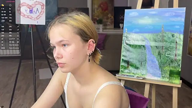 MoonF0xy online show from 05-25-26, 11:49