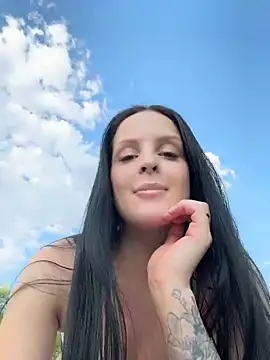 Snapshot of Evaryn chatting on 05-18-26, 01:17 Evaryn online show from 05-18-26, 01:17