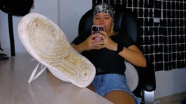 MissAlmaFenix online show from 05-19-26, 03:40