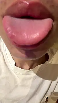 Snapshot of hotlips2026 chatting on 06-26-26, 10:47 hotlips2026 online show from 06-26-26, 10:47