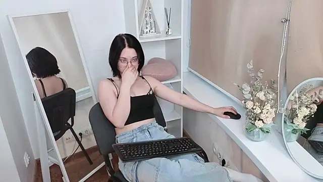 ColleenCabe online show from 05-17-26, 04:47