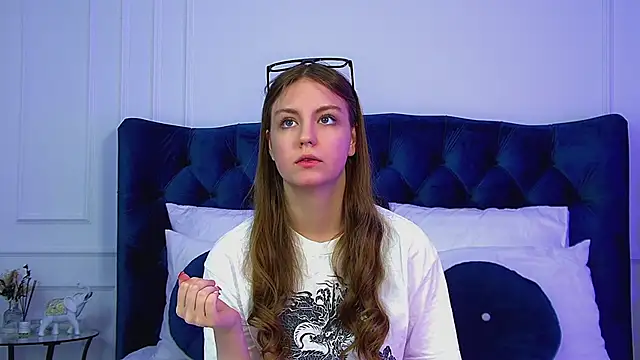 Snapshot of SofiaSarvains chatting on 05-17-26, 06:22 SofiaSarvains online show from 05-17-26, 06:22
