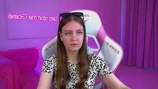 Snapshot of SofiaSarvains chatting on 05-18-26, 06:08 SofiaSarvains online show from 05-18-26, 06:08