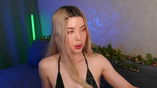 LindaThackerr online show from 05-22-26, 04:23