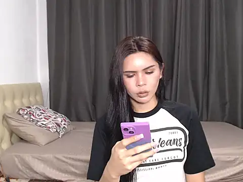 Alexandra Kenn online show from 05-18-26, 01:17
