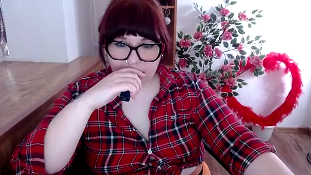 Snapshot of KarolinasHot chatting on 05-20-26, 12:39 KarolinasHot online show from 05-20-26, 12:39