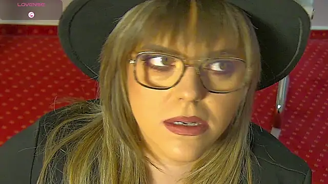 Snapshot of ZoeSkyee chatting on 05-18-26, 02:45 ZoeSkyee online show from 05-18-26, 02:45