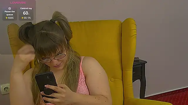 Snapshot of ZoeSkyee chatting on 05-25-26, 04:46 ZoeSkyee online show from 05-25-26, 04:46