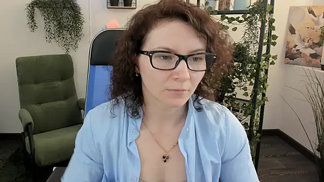 AureliaGleam online show from 05-18-26, 01:45